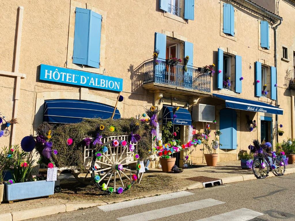 um edifício com uma roda cortada na frente de um edifício em Hotel D'Albion em Sault-de-Vaucluse