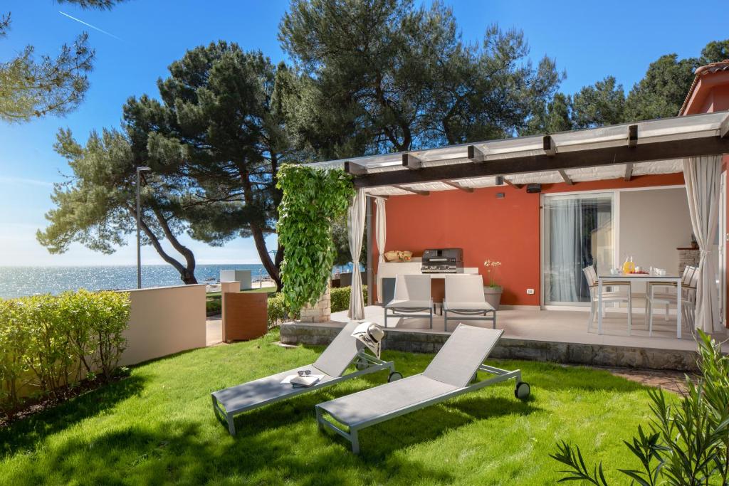 Cette villa offre une vue sur l'océan. dans l'établissement Istrian Villas Plava Laguna, à Umag