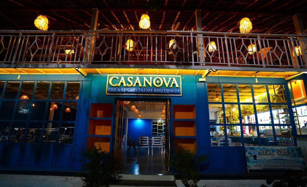 een restaurant met een bord aan de voorzijde bij Casa Nova in Palolem