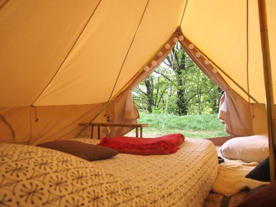 BurzetにあるTente Tipi en pleine forêtのテント(ベッド1台、赤毛布付)