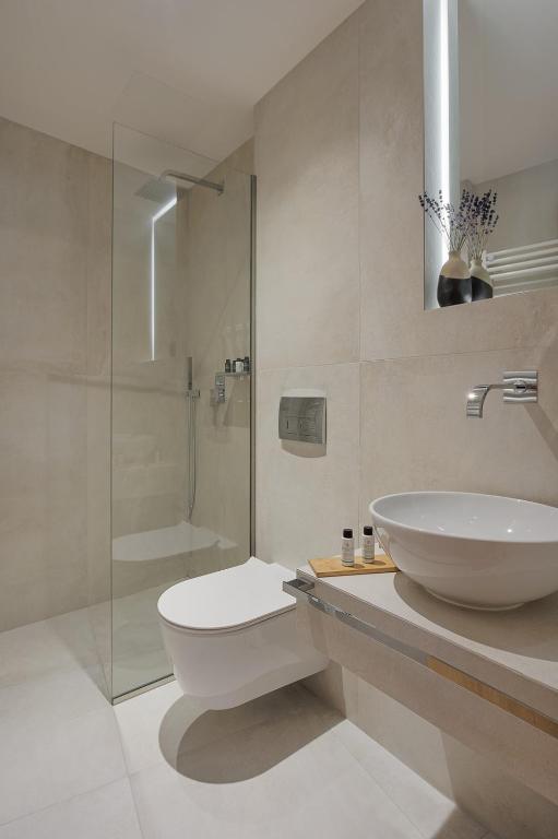 Koupelna v ubytování Petrou Suites