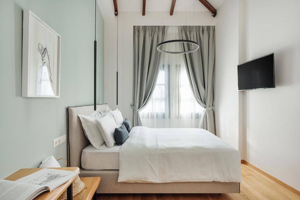 Postel nebo postele na pokoji v ubytování Petrou Suites