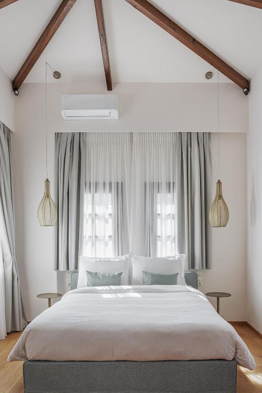Postel nebo postele na pokoji v ubytování Petrou Suites