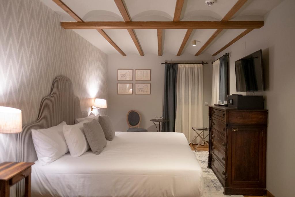 Postel nebo postele na pokoji v ubytování Hotel Cetina Palacio de los Salcedo