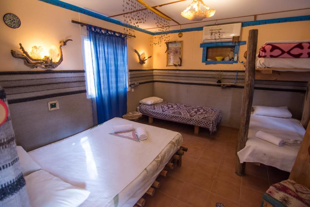 Postel nebo postele na pokoji v ubytování Kfar Hanokdim - Desert Guest Rooms