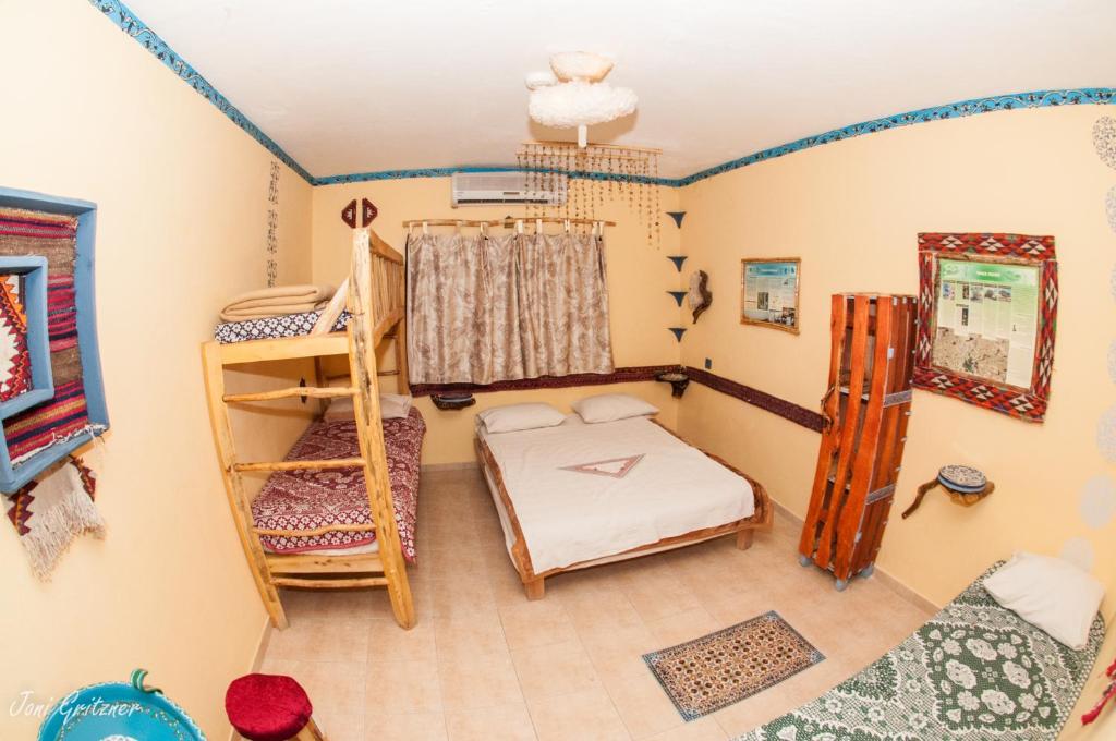 Postel nebo postele na pokoji v ubytování Kfar Hanokdim - Desert Guest Rooms