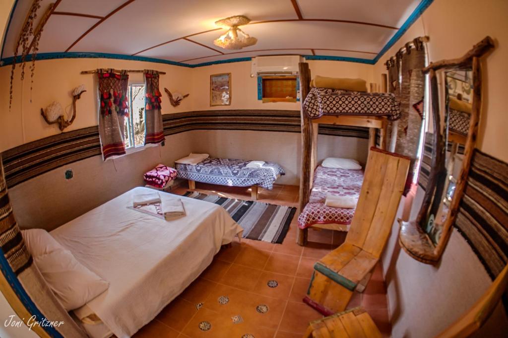 Postel nebo postele na pokoji v ubytování Kfar Hanokdim - Desert Guest Rooms