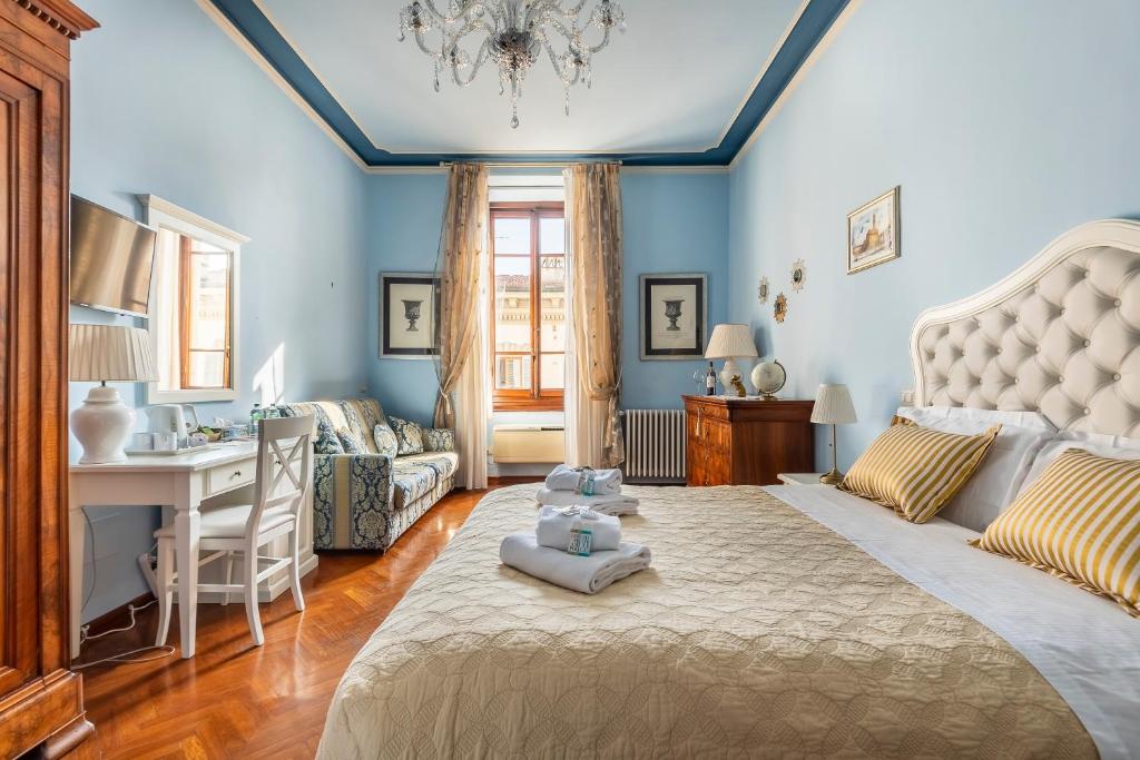 1 dormitorio con 1 cama grande y escritorio en Holiday AD Duomo, Florence, en Florencia