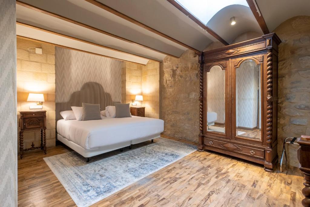 Postel nebo postele na pokoji v ubytování Hotel Cetina Palacio de los Salcedo