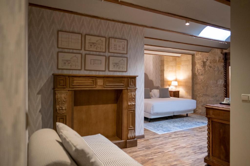 Postel nebo postele na pokoji v ubytování Hotel Cetina Palacio de los Salcedo