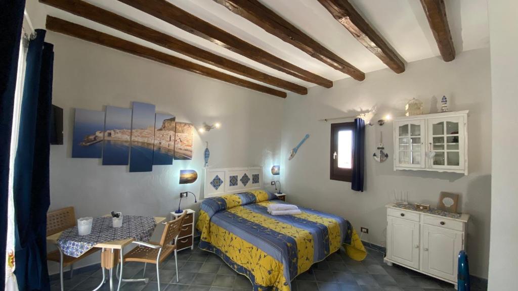 チェファルにあるDal Duomo al Mare Cefalùのベッドルーム(ベッド1台、テーブル付)