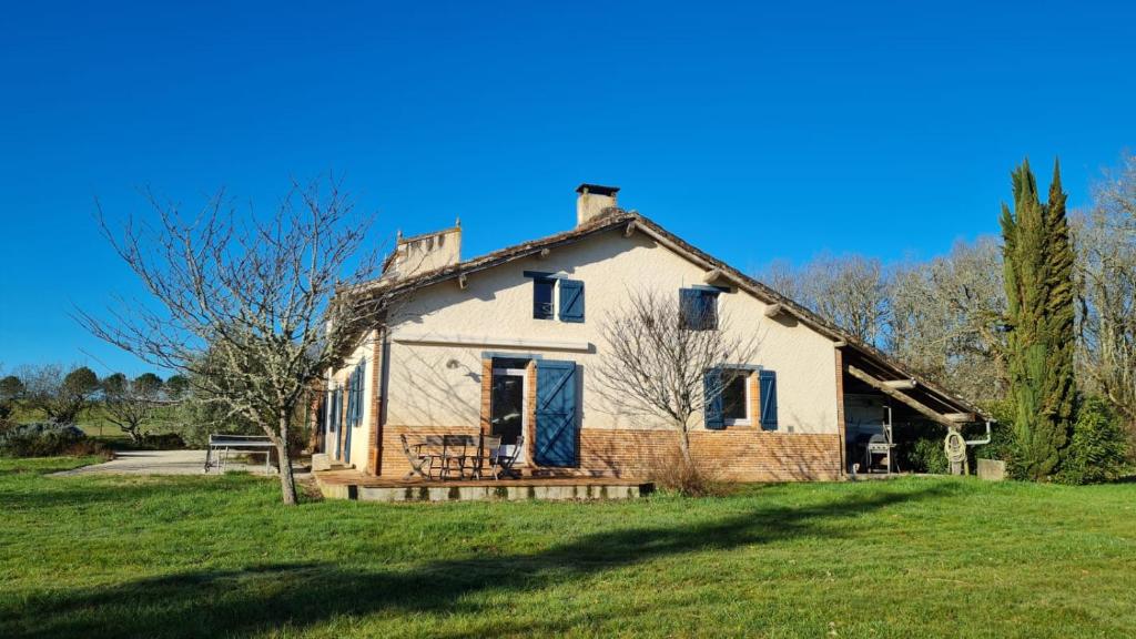 stary dom na zielonym polu z drzewem w obiekcie Gîte de Jambayle w mieście Lafrançaise