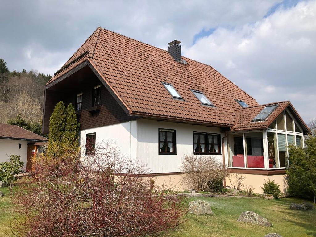 Biały dom z brązowym dachem w obiekcie Ferienwohnung Schwarzwaldglueck w mieście Feldberg