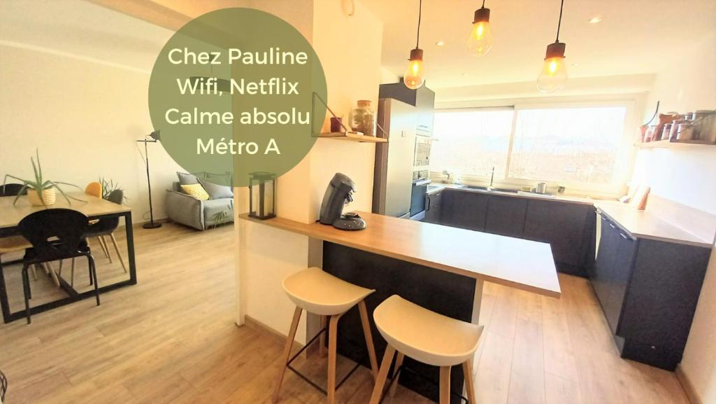 Zdjęcie z galerii obiektu Magnifique cocon - Métro A République - 2 belles chambres avec dressings - WIFI gratuit - Netflix - Au calme absolu - Lumineux - Jardin arboré partagé dans la résidence w mieście Villeurbanne