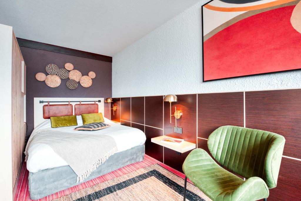 une chambre d'hôtel avec un lit et une chaise dans l'établissement COWOOL GRENOBLE, à Grenoble