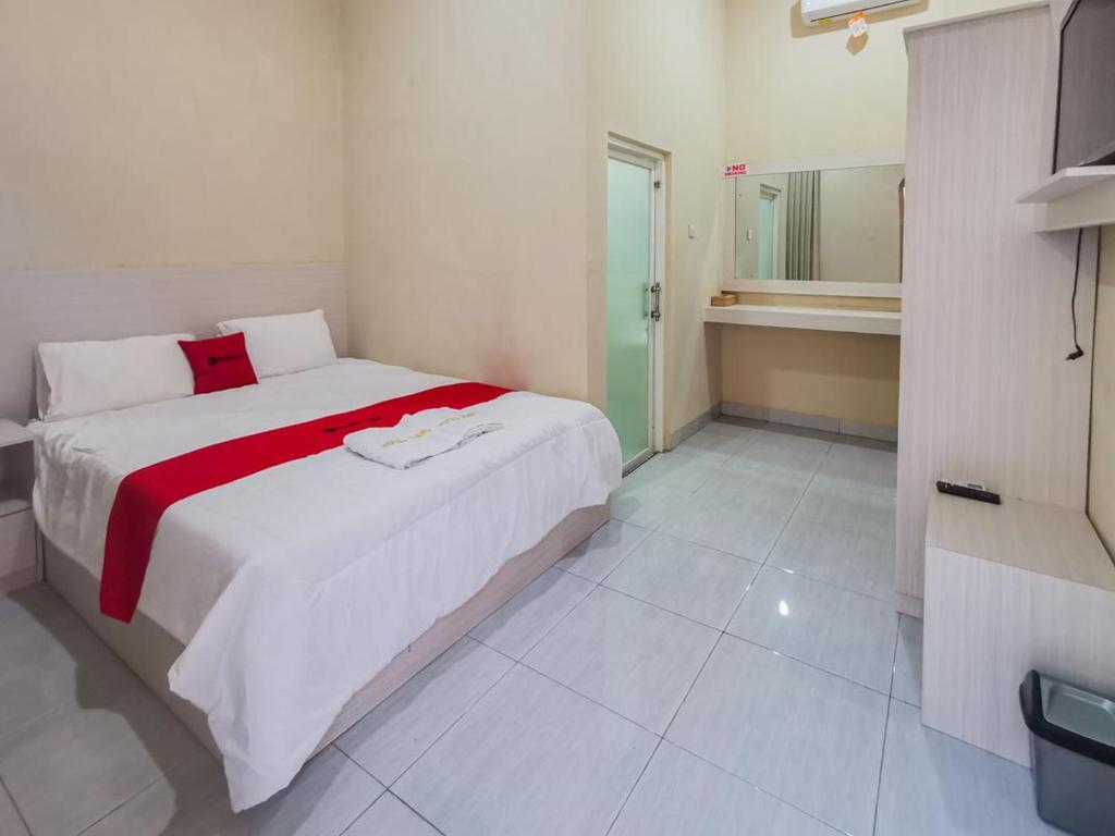 Un pat sau paturi într-o cameră la RedDoorz near Pantai Pancer Door Pacitan
