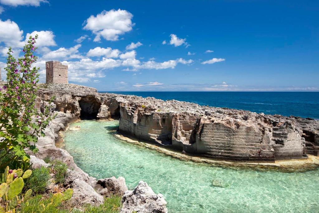 Duca's Home في مارينا بورتو: جرف صخري بجوار المحيط ومبنى عليه
