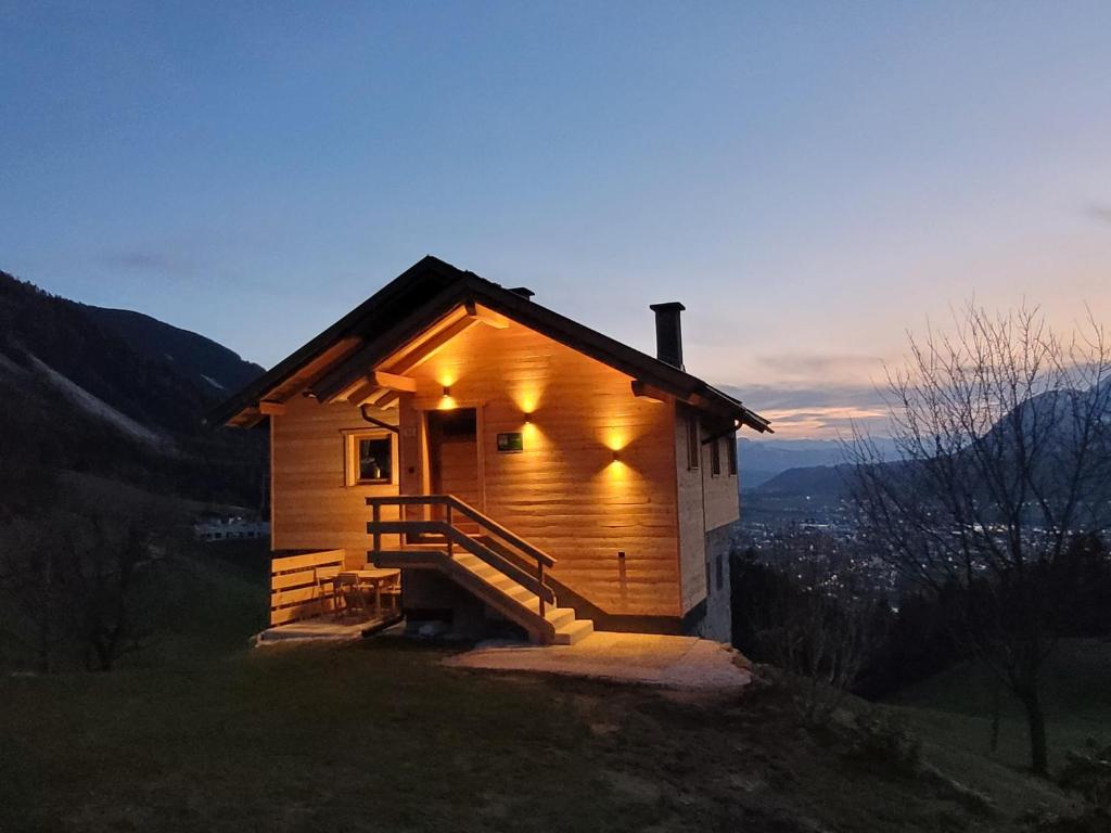 une petite cabine avec des lumières sur son côté dans l'établissement Ferienhaus Maria´s Hoamatl, à Gallzein
