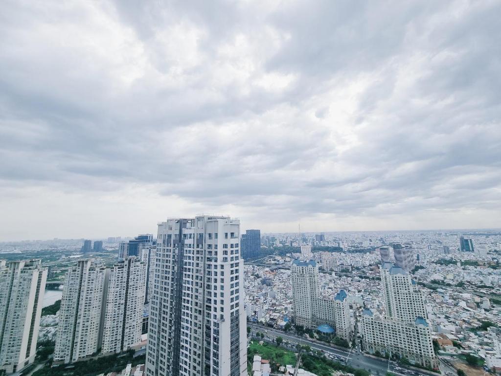 een luchtzicht op een stad met hoge gebouwen bij Happy Homes - Vinhomes Central Park in Ho Chi Minh-stad