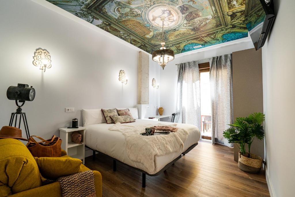 Center Suite Acebedos في سانتاندير: غرفة نوم بسرير مع سقف مطلي
