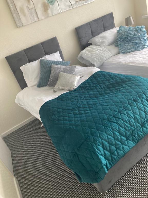 Ένα ή περισσότερα κρεβάτια σε δωμάτιο στο Goldthorn Wolverhampton sleeps 5 long term comfortably and families