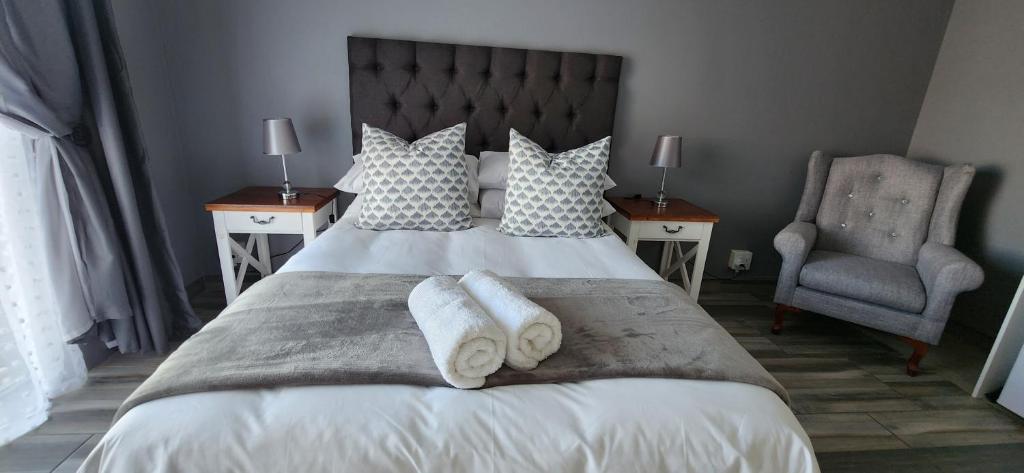 ein Schlafzimmer mit einem Bett mit zwei Handtüchern darauf in der Unterkunft 12 on Krisant avenue in Van Riebeekhoogte