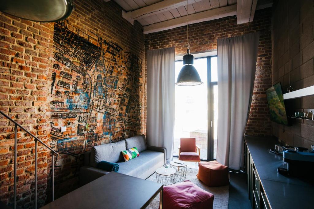 盧切內茨的住宿－Smaltovňa Lofty，带沙发和砖墙的客厅