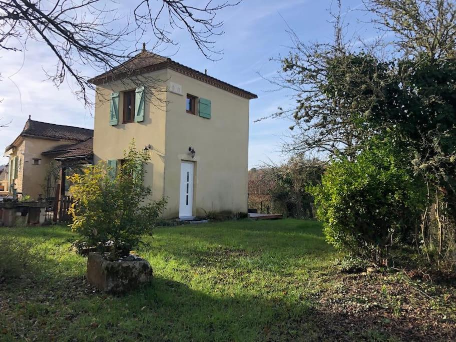 una pequeña casa en medio de un patio en Charmant gîte en Périgord vert, en Douchapt