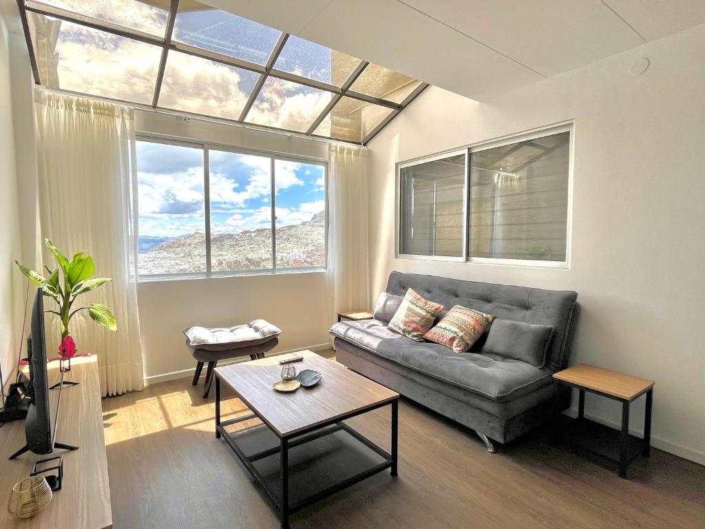 een woonkamer met een bank en een tafel bij Brand-new 2 bedroom apartment Sopocachi in La Paz