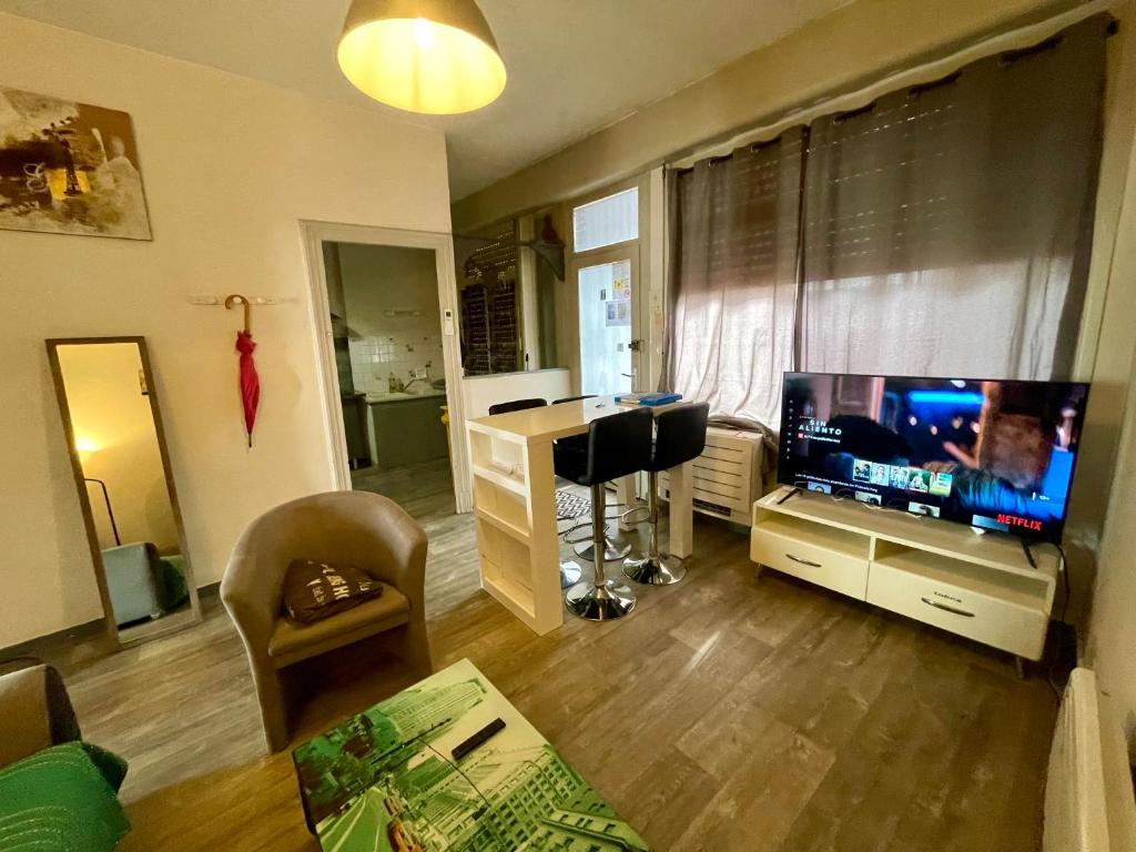 Appartement 2 chambres centre-villeにあるテレビまたはエンターテインメントセンター