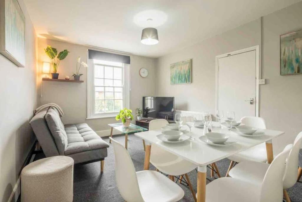 a living room with a white table and chairs at Cambridge 3 bedroom flat with private parking in Cambridge