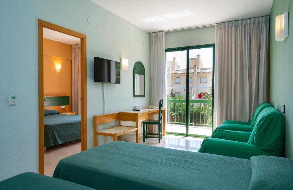 a hotel room with two beds and a window at Medplaya Hotel Pino Alto in Miami Platja