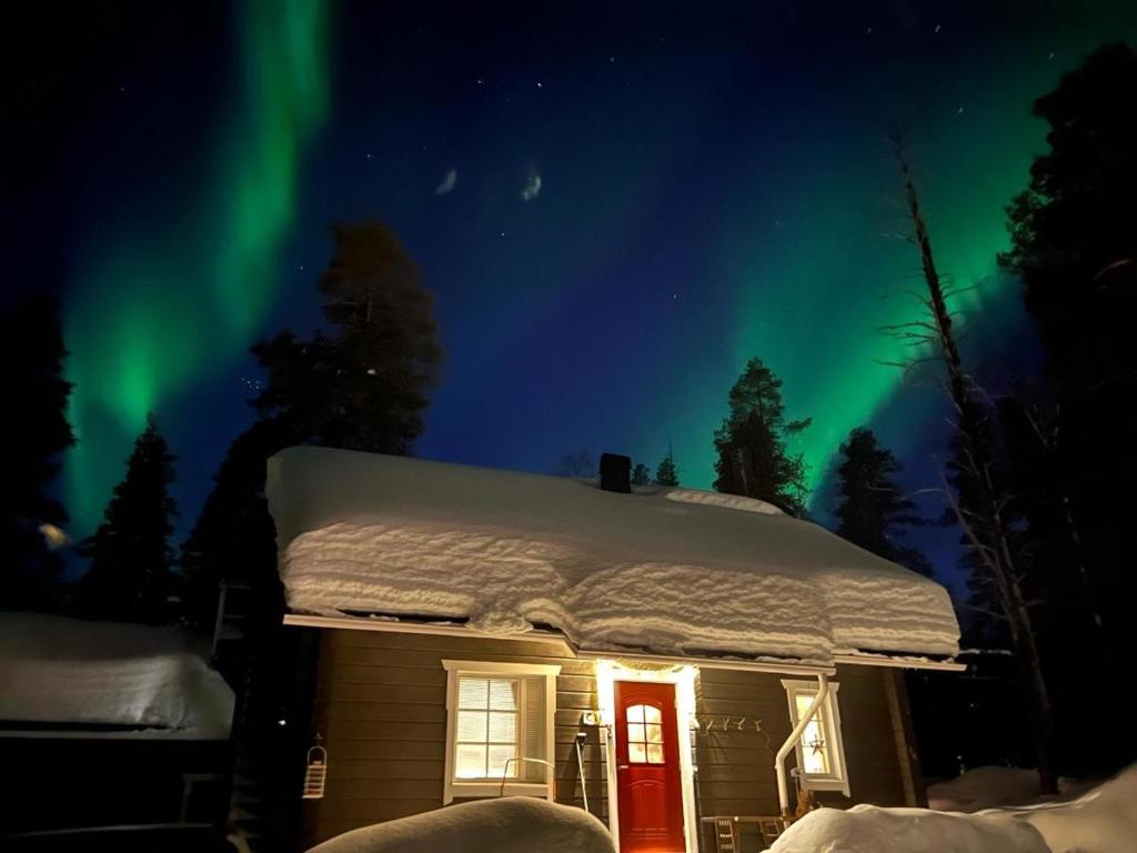 een iglo met het poollicht in de lucht bij Luppocee in Ylläsjärvi