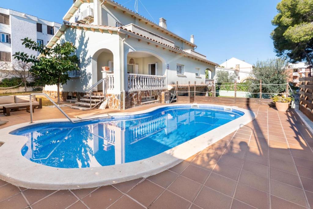 Swimmingpoolen hos eller tæt på AT012 Piscina privada, muy bien equipado, la playa a 250 metros