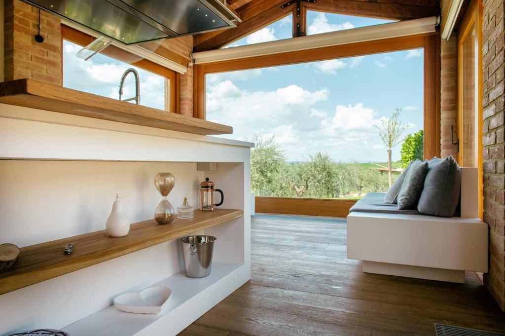 salon z ławką i dużym oknem w obiekcie Tenuta dei Mori-Wine Relais Events w mieście Villanova