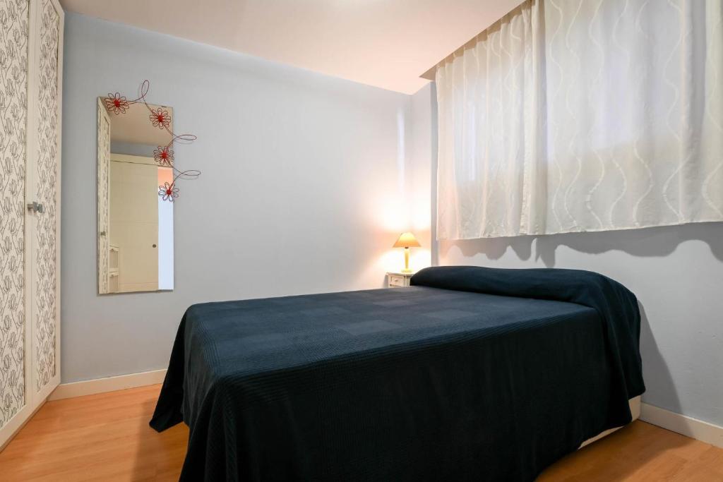 A bed or beds in a room at AT066 Primera línea, reformado, vista playa