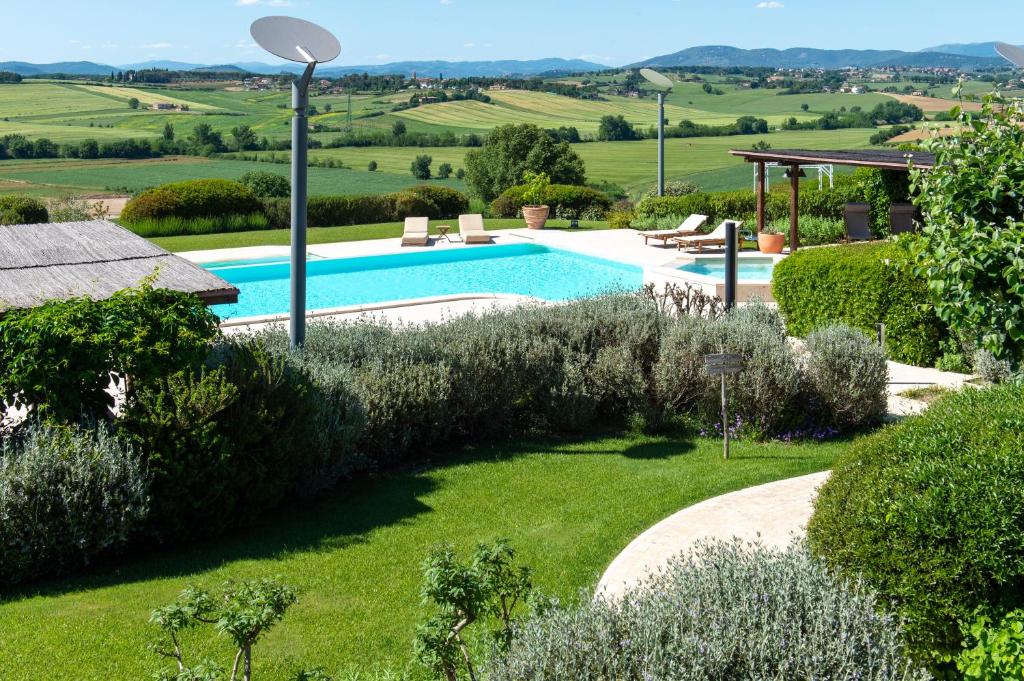 basen w ogrodzie z widokiem w obiekcie Tenuta dei Mori-Wine Relais Events w mieście Villanova