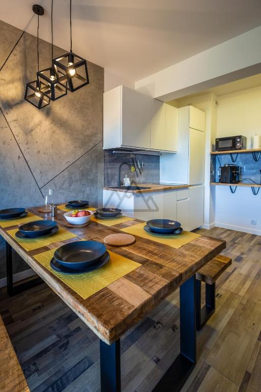 Kuchyňa alebo kuchynka v ubytovaní Apartament Widokowy Karpacz z garażem i widokiem na góry, blisko szlaki i centrum