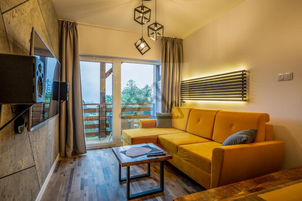 Televízia a/alebo spoločenská miestnosť v ubytovaní Apartament Widokowy Karpacz z garażem i widokiem na góry, blisko szlaki i centrum