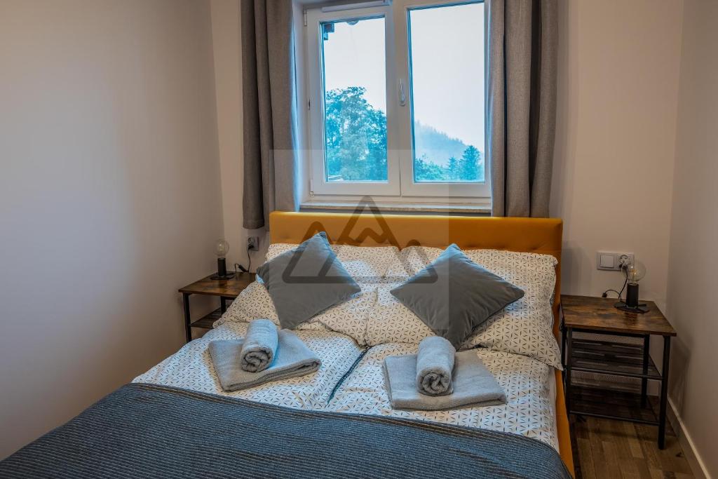 Posteľ alebo postele v izbe v ubytovaní Apartament Widokowy Karpacz z garażem i widokiem na góry, blisko szlaki i centrum