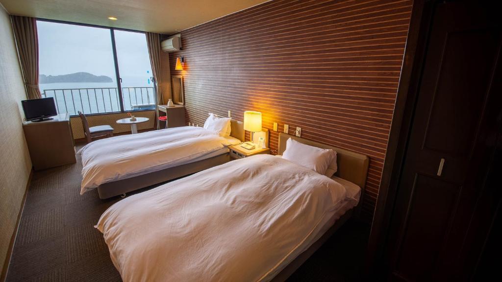 Postel nebo postele na pokoji v ubytování Tenku Hotel Kairo