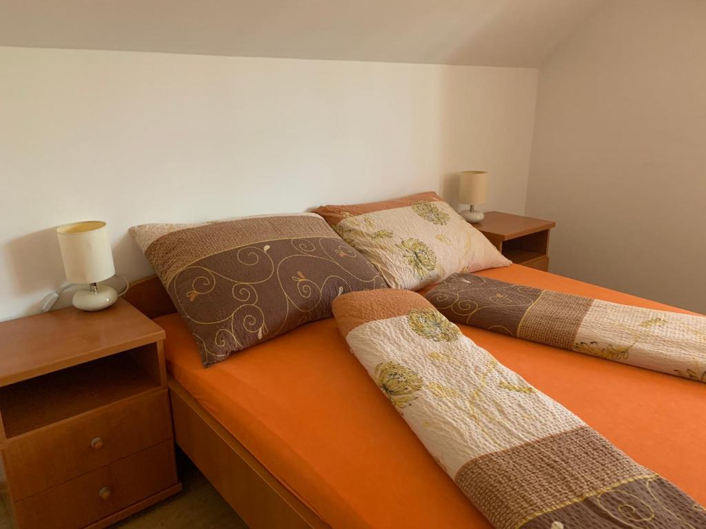 バラトンマーリアフュルドゥーにあるHableány Étterem, Pizzéria és Vendégházのベッドルーム1室(枕付きのベッド2台付)