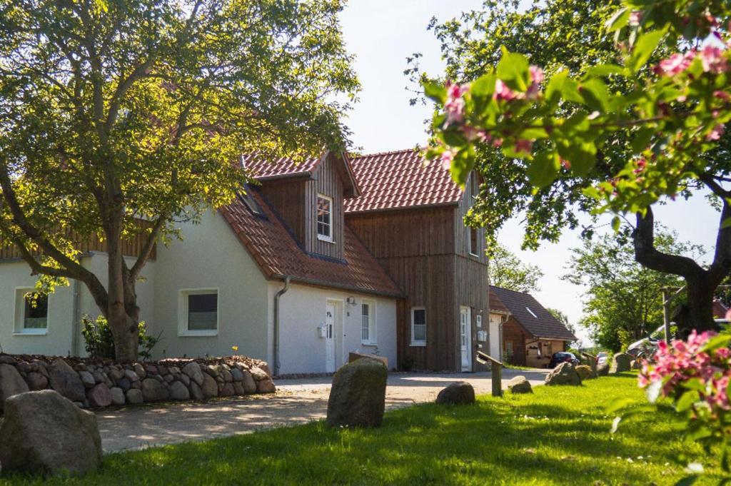 een huis met een stenen muur voor een tuin bij Lindenhof in Kleinwessek