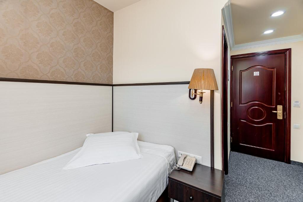 Postel nebo postele na pokoji v ubytování Borjomi Palace Health & Spa Center