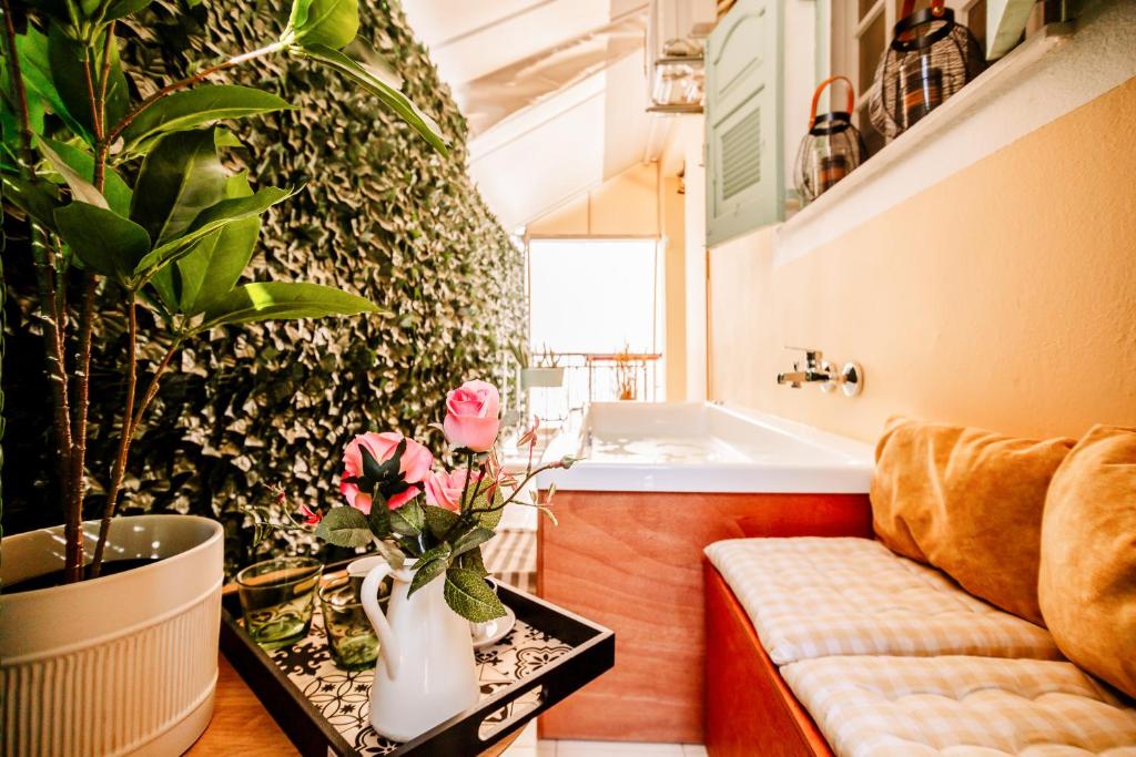 Posezení v ubytování Melos House - Charming Apartment with Jacuzzi in the Heart of the City Perfect for Memorable Summer Experiences By Villa Mana Gers