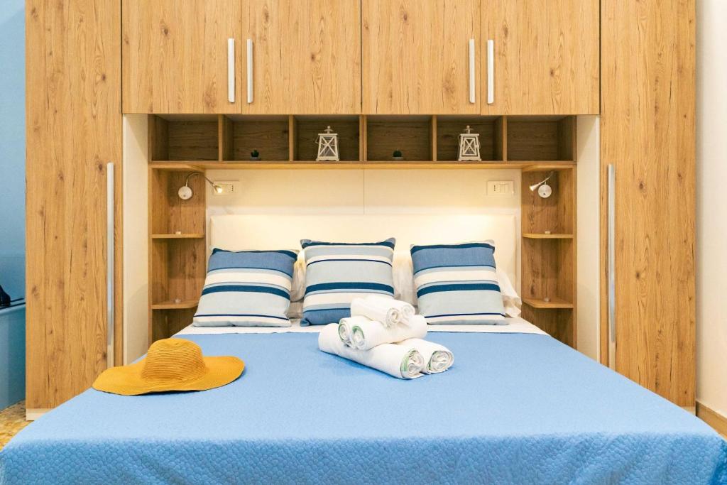 En eller flere senge i et værelse på Marina Grande Apartment