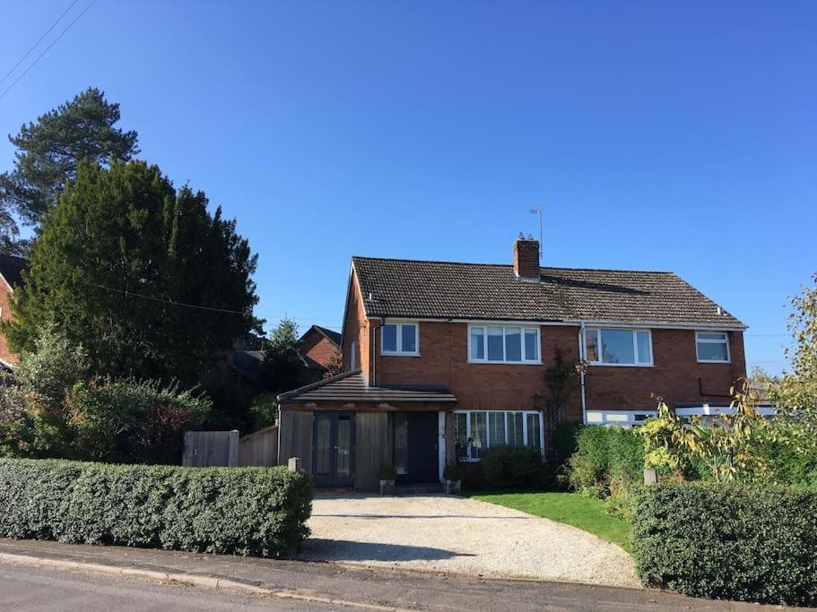 une maison en briques rouges avec une allée. dans l'établissement Fairhaven, 