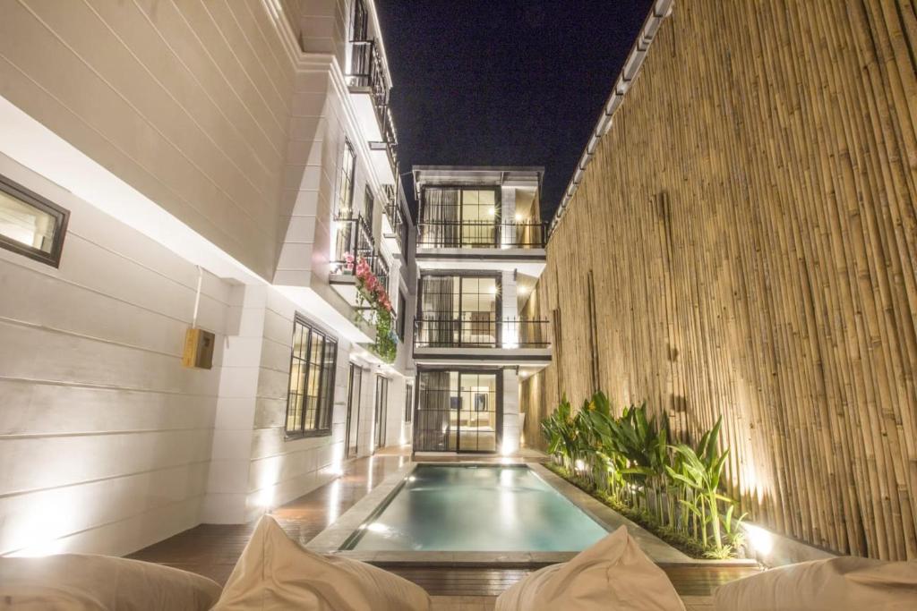 una piscina en medio de un edificio en PAMELA BALI, en Kerobokan