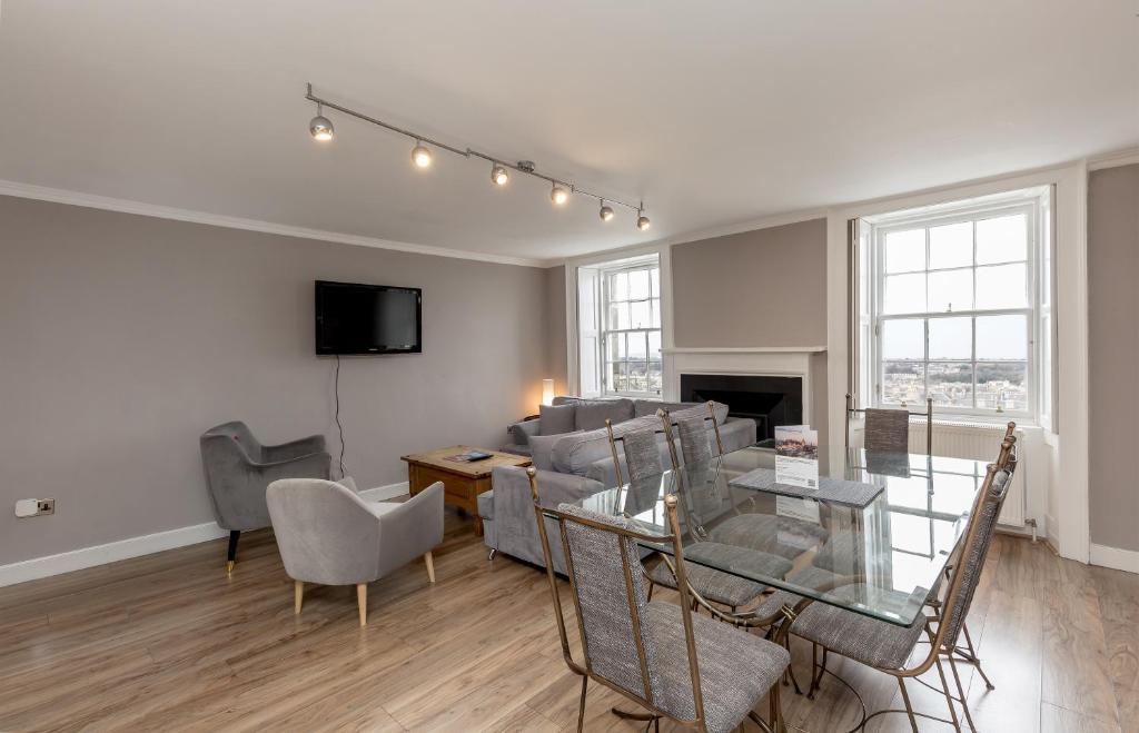 York Place Apartments by Destination Edinburgh - Three-Bedroom Apartment (6 People)