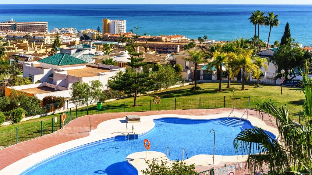 uitzicht op een zwembad en de oceaan bij Seaview apt with pool by Costarentals - Ref 188 in La Cala de Mijas